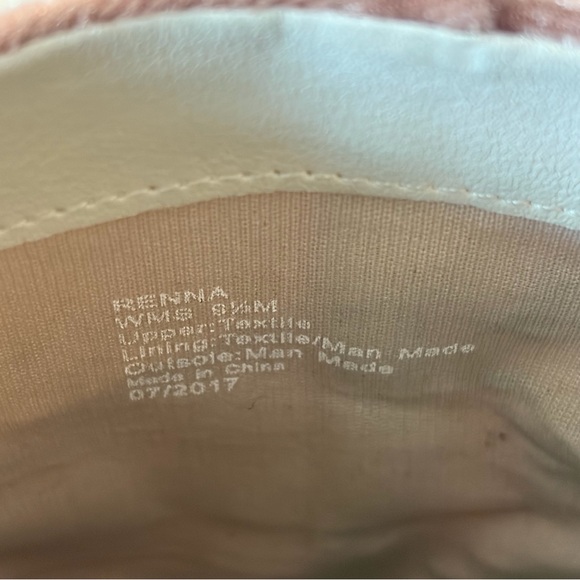 Kenneth Cole Size 9.5 Renna Pink Velvet Ankle Boots with White Floral Embroidery - Picture 8 of 12